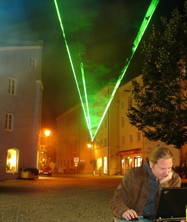 Jörg Isermann programmiert an der Lasershow