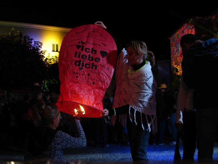 Christine und Rita lassen einen Ballon steigen