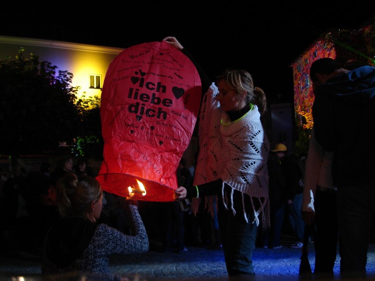 Christine und Rita lassen einen Ballon steigen