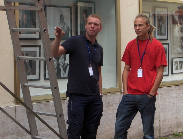 Stefan (links) gibt Aufbauanleitung