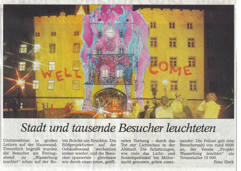 Stadt und tausende Besucher leuchteten